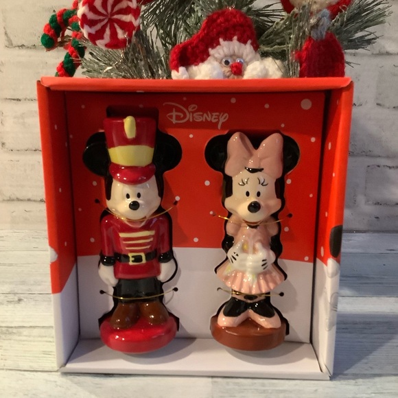 ZRIKE BRANDS Mickey And Minnie Nutcrackers Salt And Peppers Shakers - Picture 2 of 3